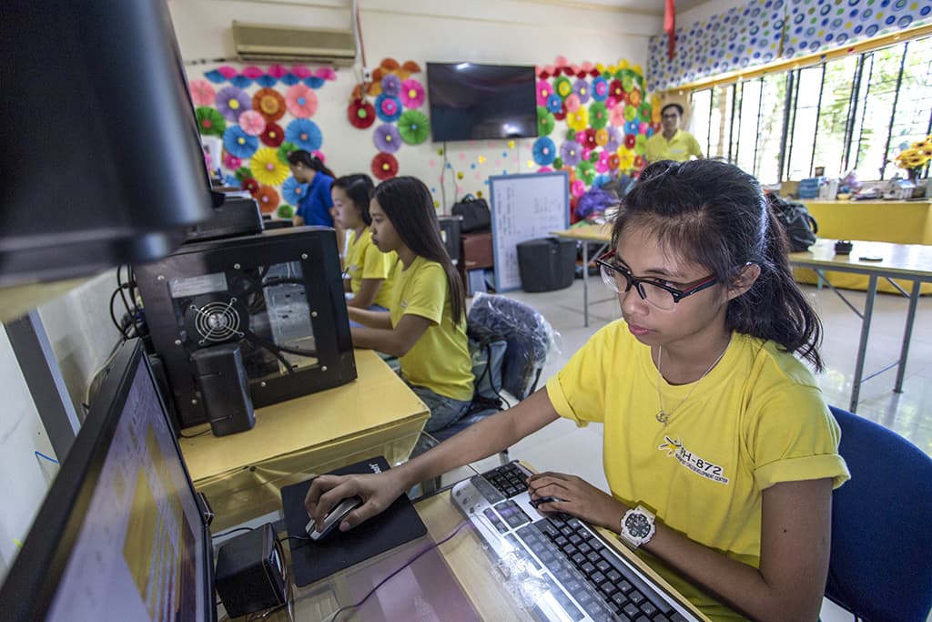 Children learning computer skills