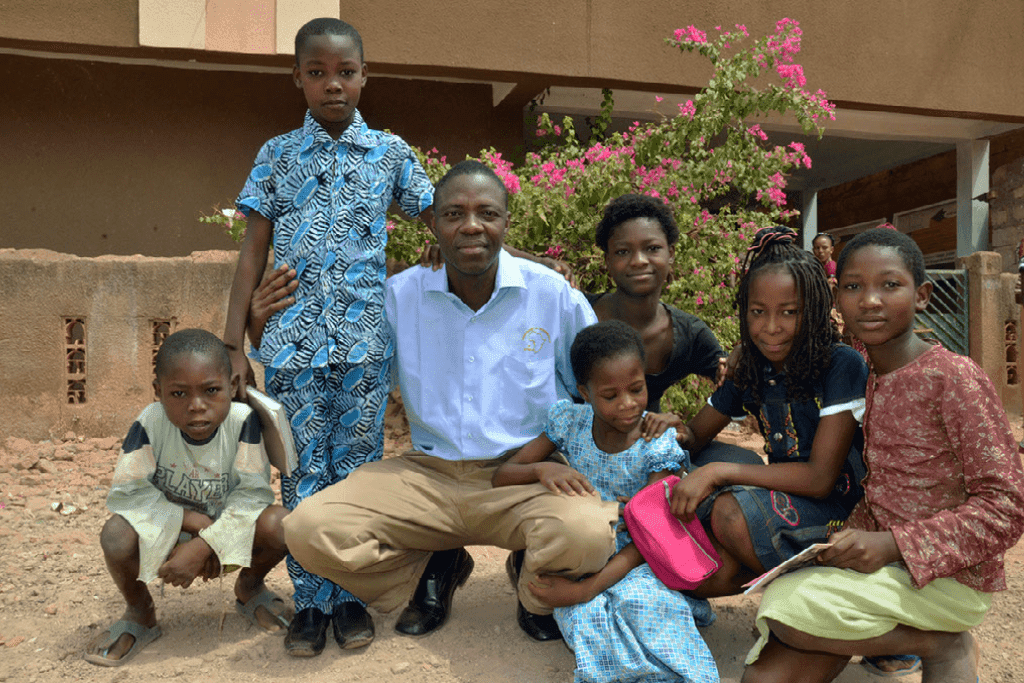 Palamanga with a group of children