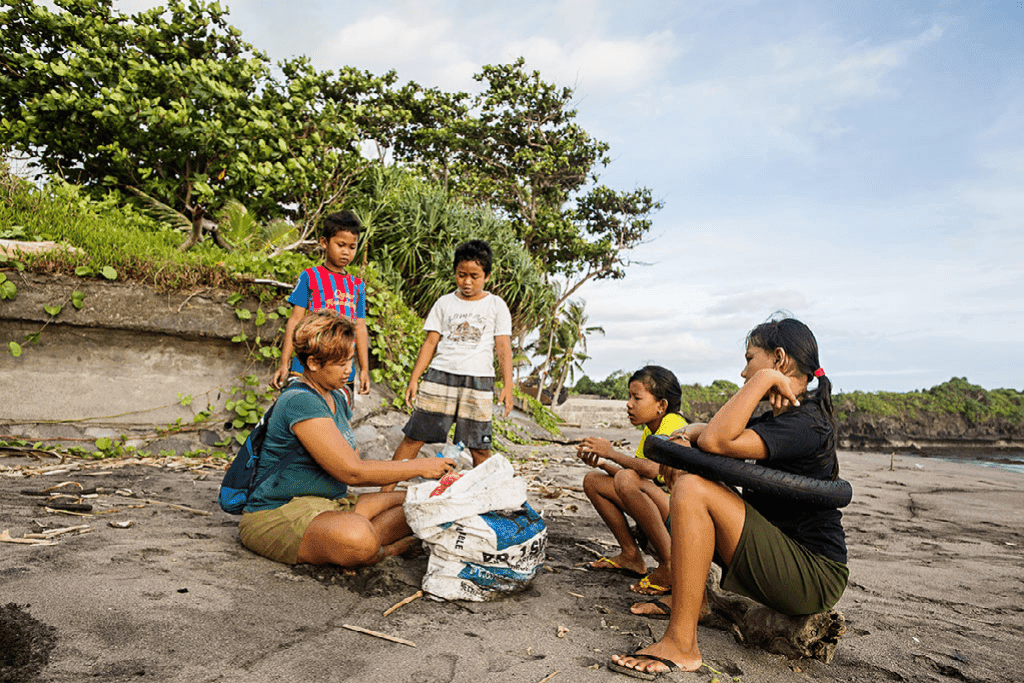 Children cleaning beaches